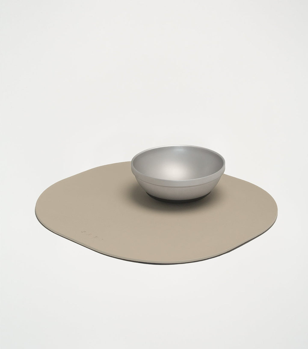 SABI Béton Feeding Mat Single Taupe styled
